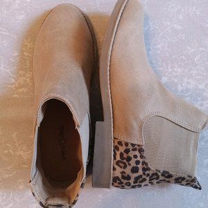 Leopard print chelsea boot size 8